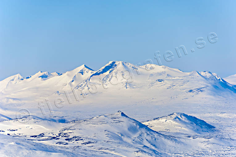 Akkamassivet och Skalariehppe Akka, Akkamassivet, drönarbilder, drönarfoto, fjäll, fjällmassiv, flygbild, flygbilder, Flygfoto, flygfoton, Landskap, lappland, Skalariehppe, vinter