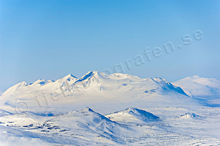 Akkamassivet och Skalariehppe Akka, Akkamassivet, drönarbilder, drönarfoto, fjäll, fjällmassiv, flygbild, flygbilder, Flygfoto, flygfoton, Landskap, lappland, Skalariehppe, vinter