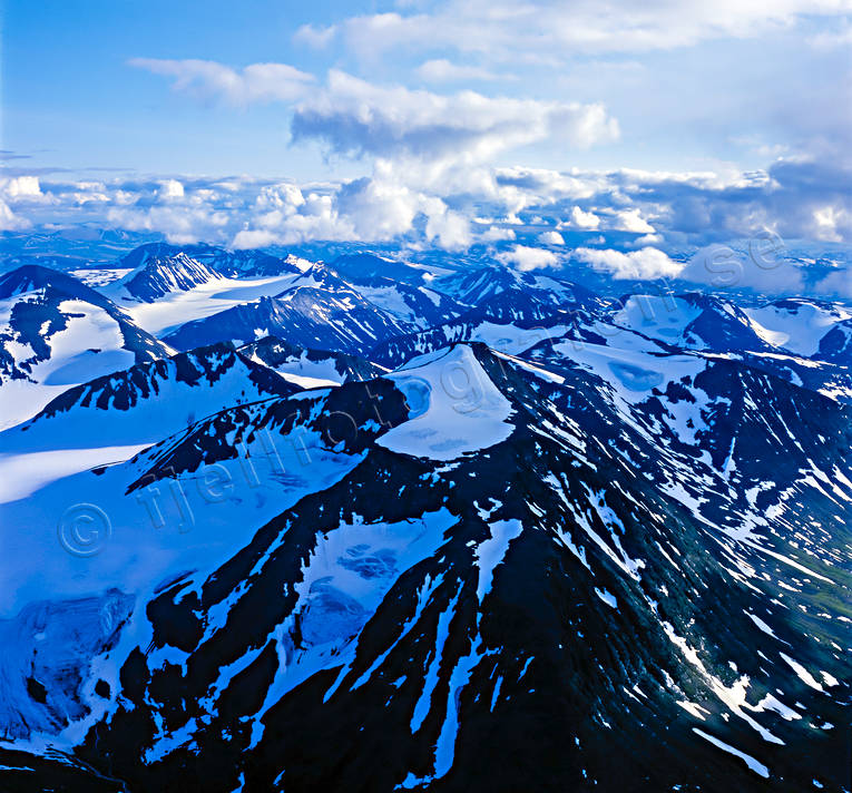 Akkatjåkkå och Sadelberget i Sarek Akkajekna, Akkatjåkkå, Alkavagge, drönarbilder, drönarfoto, fjälltoppar, flygbild, flygbilder, Flygfoto, flygfoton, glaciär, Landskap, lappland, nationalpark, Sadelberget, sarek, sommar, Svenska Fjällen