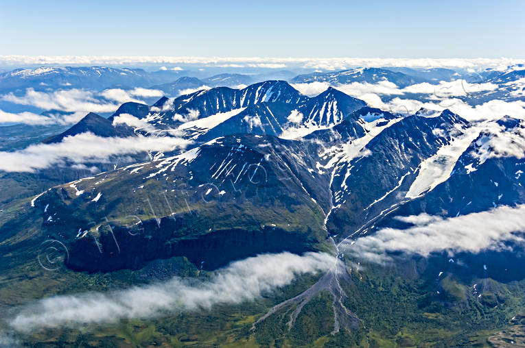 Akkavare Akkamassivet Akka, Akkamassivet, Akkavare, drönarbilder, drönarfoto, fjällmassiv, flygbild, flygbilder, Flygfoto, flygfoton, Landskap, lappland, molntussar, nationalpark, sommar, Stora Sjöfallet, Svenska Fjällen