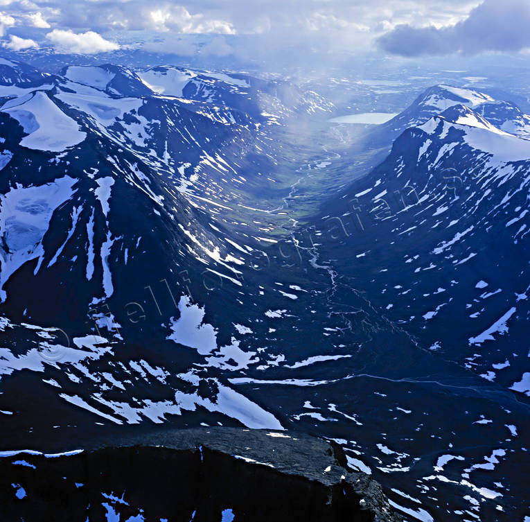 Alkavagge mot Alkajaure Sarek Akkajåkkå, Akkatjåkkå, Alkajaure, Alkavagge, dalgång, drönarbilder, drönarfoto, fjälltoppar, flygbild, flygbilder, Flygfoto, flygfoton, Kalmejåkkå, Landskap, lappland, nationalpark, sarek, sommar, Svenska Fjällen