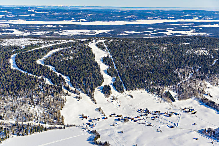 Almåsa Skidanläggning Almåsa, byar, drönarbild, drönarbilder, drönarfoto, flygbild, flygbilder, Flygfoto, flygfoton, Jämtland, Landskap, nedfarter, Offerdal, skidanläggning, skidbackar, skidort, vinter