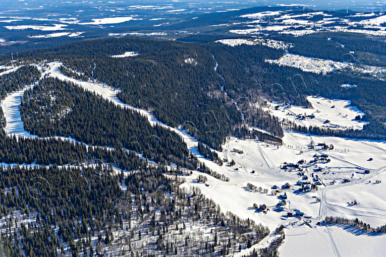Almåsa Skidanläggning Almåsa, byar, drönarbilder, drönarfoto, flygbild, flygbilder, Flygfoto, flygfoton, Jämtland, Landskap, nedfarter, Offerdal, skidanläggning, skidbackar, skidort, vinter
