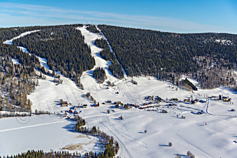 Almåsa Skidanläggning Almåsa, byar, drönarbilder, drönarfoto, flygbild, flygbilder, Flygfoto, flygfoton, Jämtland, Landskap, nedfarter, Offerdal, skidanläggning, skidbackar, skidort, vinter
