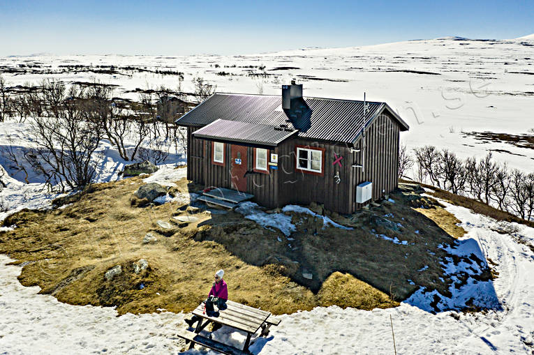 Anarisstugan Turistföreningen Fjällstuga Anarisfjällen, Anarisstugan, anläggningar, drönarbild, drönarbilder, drönarfoto, fjällstuga, flygbild, flygbilder, Flygfoto, flygfoton, Jämtland, STF, STF-stuga, vår