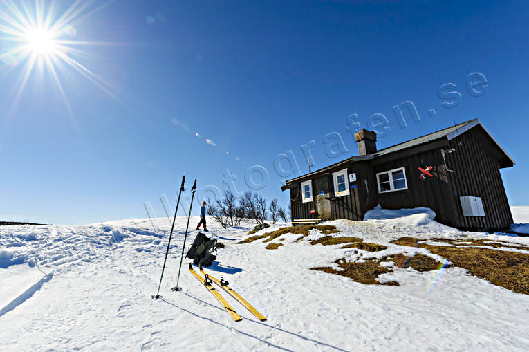Anarisstugan i Anarisfjällen Anarisfjällen, Anarisstugan, fjäll, fjällen, fjällstuga, Jämtland, motljus, raststuga, skidor, skidåkning, sol, solsken, STF, STF-stuga, stuga, stugor, svenska, turistföreningen, turåkning, vinter, vårvinter, årstid, årstider, äventyr