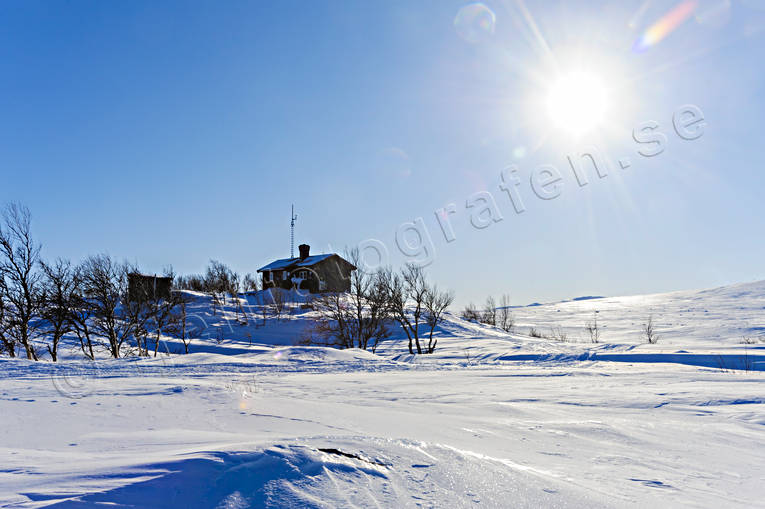 Anarisstugan i Anarisfjällen Anarisstugan, anläggnignar, byggnader, fjällstuga, Jämtland, motljus, STF-stuga, turiststuga, vinter, vårvinter, årstid, årstider