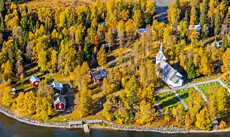 Ankarede Kapell Ankarede, anläggningar, begravningsplats, byggnader, drönarbilder, drönarfoto, fjällbilder, FJÄLLEN, flygbild, flygbilder, Flygfoto, flygfoton, höst, Jämtland, kapell, kyrka, kyrkogård, kyrkor, kyrkstugor, Lejarälven, samisk, Stora Blåsjön, träkåtor