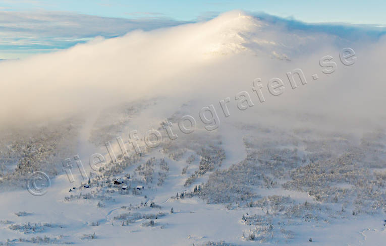 Ansättenstugan och skidliftar anläggningar, Ansätten, Ansättenfjället, Ansättens fjällstuga, bilfritt, dimma, drönarbilder, drönarfoto, flygbild, flygbilder, Flygfoto, flygfoton, Jämtland, Landskap, skidanläggningar, skidbackar, skidliftar, vesselturer, vinter