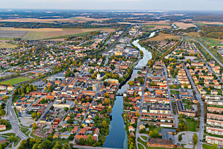 Arboga Flygfoto Arboga, Arbogaån, broar, drönarbilder, drönarfoto, flygbild, flygbilder, Flygfoto, flygfoton, kvällsljus, sommar, städer, Västmanland