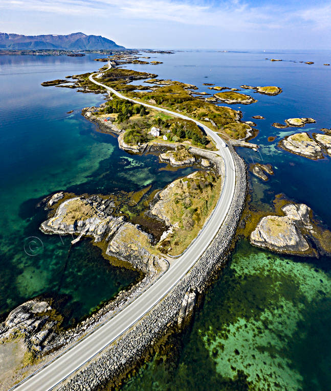 Atlanthavsvägen Flygfoto Atlanten, atlanterhavsvegen, atlanterhavsveien, atlanthavsvägen, Atlantkusten, drönarbild, drönarbilder, drönarfoto, flygbild, flygbilder, Flygfoto, flygfoton, kommunikationer, kust, kustnära, landfart, Norge, Sevärdheter, vår, vägar