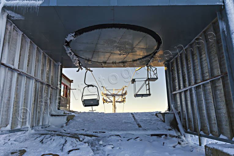 Avstigning Tusenmetersliften anläggningar, avstigning, byggnad, byggnationer, Jämtland, lift, morgonljus, nysnö, sittlift, Tusenmetersliften