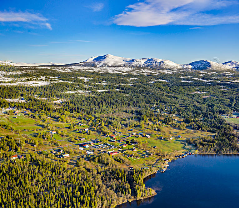 Bakvattnet och Ansätten Flygfoto Aktevaerie, Ansätten, Bakvattnet, byar, drönarbild, drönarbilder, drönarfoto, flygbild, flygbilder, Flygfoto, flygfoton, Jämtland, Landskap, Nörderstklumpen, sommar, Stor-Bakvattnet