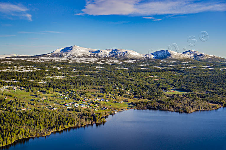 Bakvattnet och Ansätten Flygfoto Aktevaerie, Ansätten, Bakvattnet, byar, drönarbild, drönarbilder, drönarfoto, flygbild, flygbilder, Flygfoto, flygfoton, Jämtland, Landskap, Nörderstklumpen, sommar, Stor-Bakvattnet