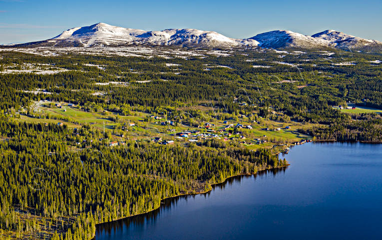 Bakvattnet och Ansätten Flygfoto Aktevaerie, Ansätten, Bakvattnet, byar, drönarbild, drönarbilder, drönarfoto, flygbild, flygbilder, Flygfoto, flygfoton, Jämtland, Landskap, Nörderstklumpen, sommar, Stor-Bakvattnet