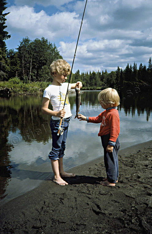 Barn fiskar i Dammån barn, Dammån, fiske, fiskelycka, flugfiske, sommar, sportfiske