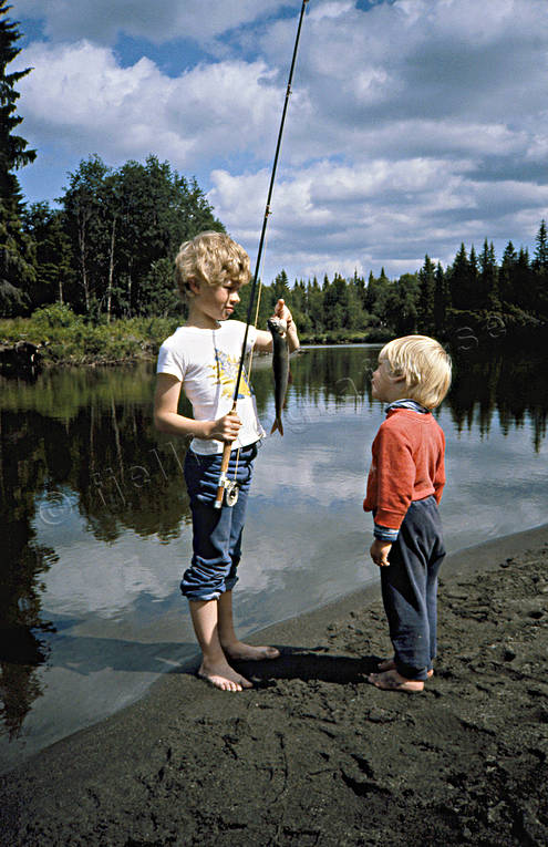 Barn fiskar i Dammån barn, Dammån, fiske, fiskelycka, flugfiske, sommar, sportfiske