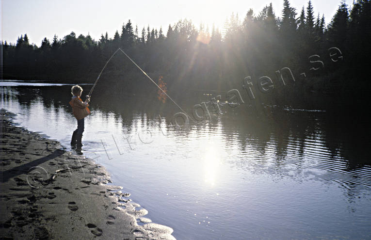 Barn fiskar i Dammån barn, Dammån, fiske, haspel, haspelfiske, spinn, spinnfiske, sportfiske
