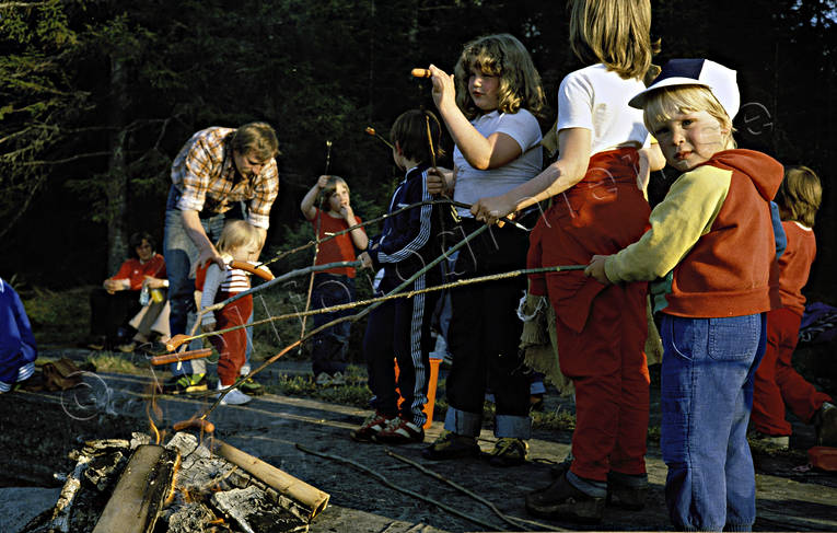 Barn grillar korv barn, friluftsliv, grilla, grillning, korv, läger, sommar, ute, uteliv, utflykt, äventyr