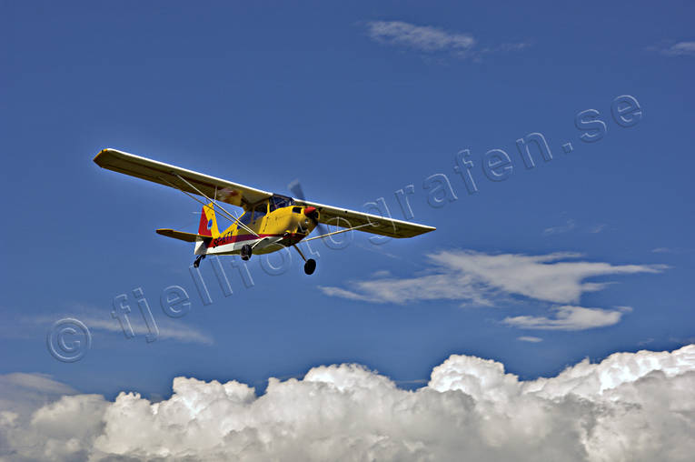 Bellanca Citabria ovan moln allmänflyg, Bellanca, blå himmel, Citabria, enmotorigt, flyg, flygplan, kommunikationer, luftfart, moln, propeller, sportflyg