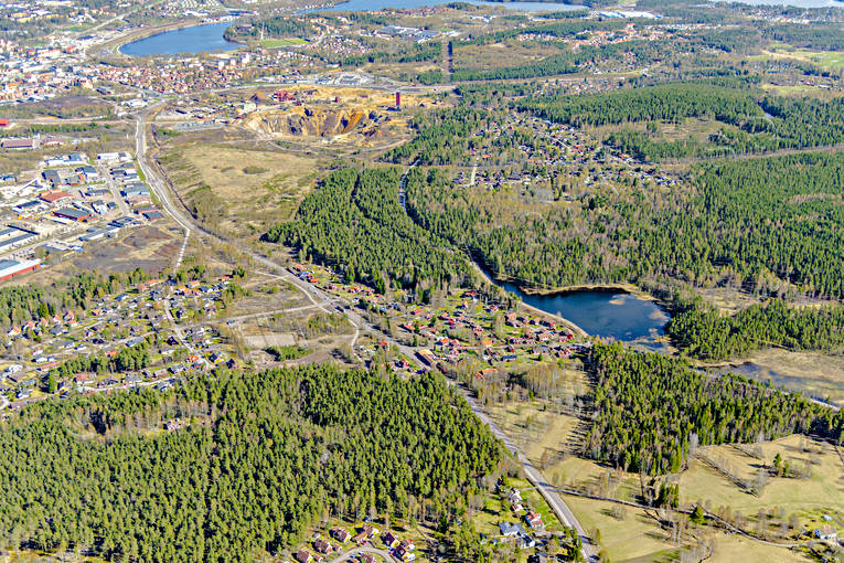 Bergsdammen och gruvan Falun Dalarna, drönarbilder, drönarfoto, Falu gruva, Falu koppargruva, Falun, flygbild, flygbilder, Flygfoto, flygfoton, Gamla Bergsdammen, gruvområde, Stora Stöten, städer, vår