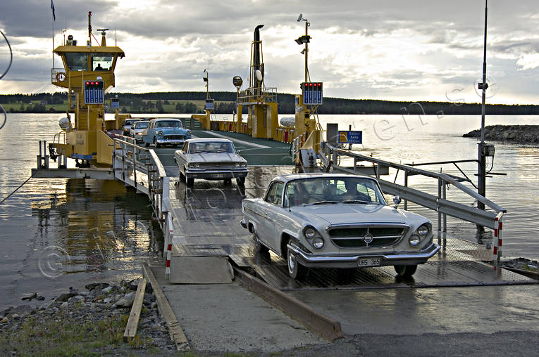 Bilfärja vid Andersön Andersön, bilar, bilfärja, bilfärjor, biltrafik, cruising, färja, färjor, isön, kommunikationer, landfart, Norderön, veteranbilar