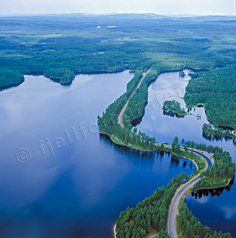 Bilväg över sjön Malingen Dalarna, drönarbilder, drönarfoto, flygbild, flygbilder, Flygfoto, flygfoton, inlandet, inlandsväg, Landskap, landsväg, Malingen, sommar, väg