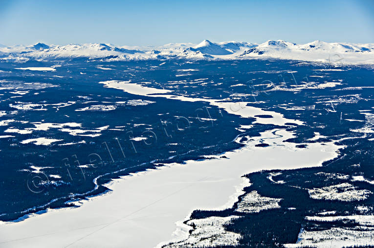 Bjurviken mot Dikanäs Bjurviken, Dikanäs, Dikasjön, drönarbild, drönarbilder, drönarfoto, flygbild, flygbilder, Flygfoto, flygfoton, Gardfjället, Landskap, lappland, vinter