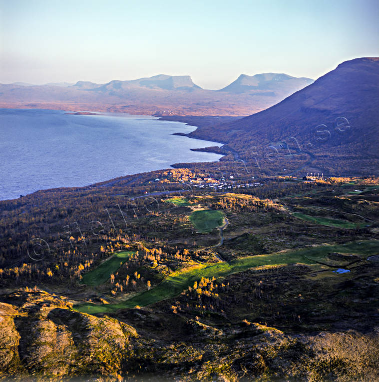 Björkliden och Lapporten Abisko, Björkliden, drönarbilder, drönarfoto, fjällbilder, FJÄLLEN, flygbild, flygbilder, Flygfoto, flygfoton, golfbana, höst, Landskap, lappland, Lapporten, samhällen, Torne Träsk