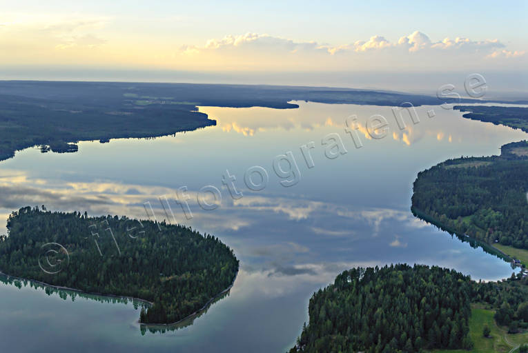 Bleke Vattenspegel i Locknesjön bleke, flyg, Jämtland, kommunikationer, Landskap, Locknesjön, luftfart, moln, sjöflyg, sommar, spegel, spegling, vattenspegel, vattenspegling, vattenyta