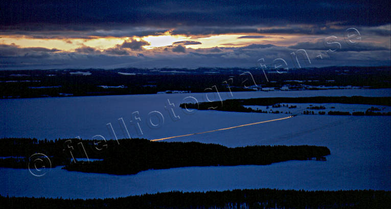 Blänk i färjeränna Andersön, drönarbilder, drönarfoto, flygbild, flygbilder, Flygfoto, flygfoton, färjeränna, isväg, Jämtland, Landskap, Norderön, Storsjön, vinter, vinterlandskap