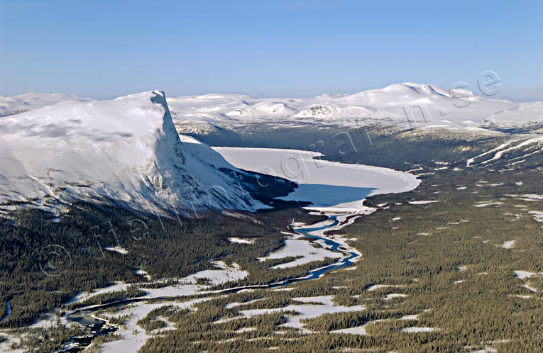 bergvgg, Borgahllan, Borgasjn, brant, drnarbilder, drnarfoto, fjll, fjllsida, flygbild, flygbilder, Flygfoto, flygfoton, Landskap, lappland, Saxn, stup, Svenska Fjllen, vinter, ttestupa