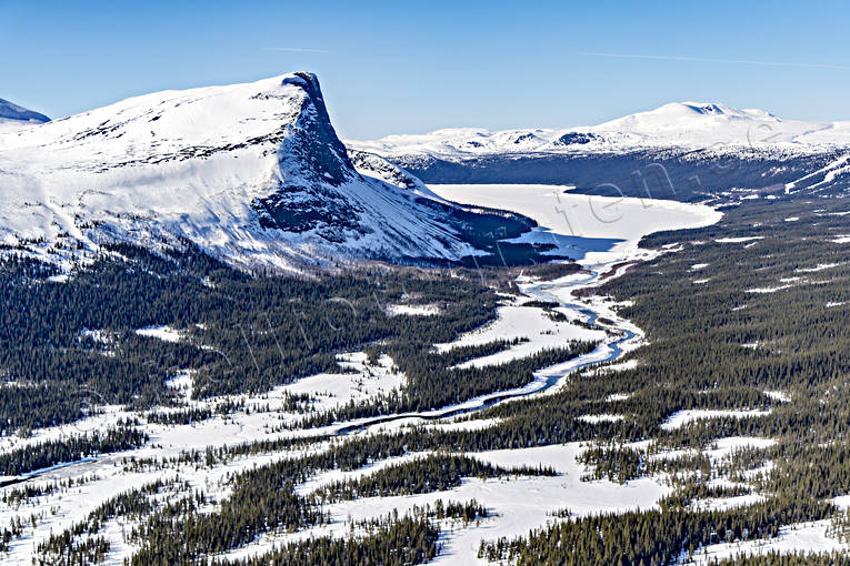 Borgahällan och Borgasjön bergsstup, Borgahällan, Borgasjön, drönarbild, drönarbilder, drönarfoto, flygbild, flygbilder, Flygfoto, flygfoton, Landskap, lappland, Saxån, stup, vinter