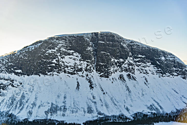Borgahällan vid Borgafjäll Borgahällan, brant, drönarbild, drönarbilder, drönarfoto, fjällbrant, fjällsida, flygbild, flygbilder, Flygfoto, flygfoton, Landskap, lappland, stup, vinter