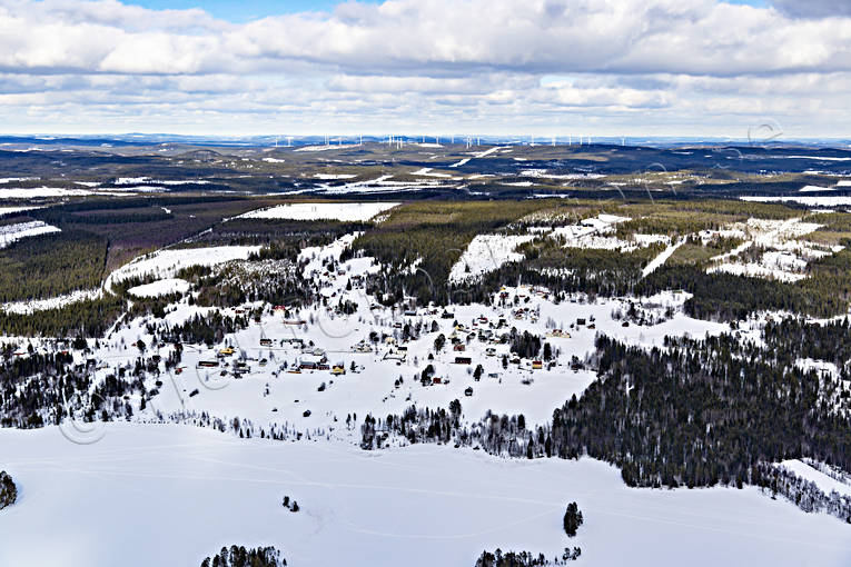 Borgvattnet med vindkraftparken anläggningar, Borgvattnet, byar, drönarbild, drönarbilder, drönarfoto, flygbild, flygbilder, Flygfoto, flygfoton, Jämtland, vindkraft, vindkraftpark, vindkraftverk, vinter