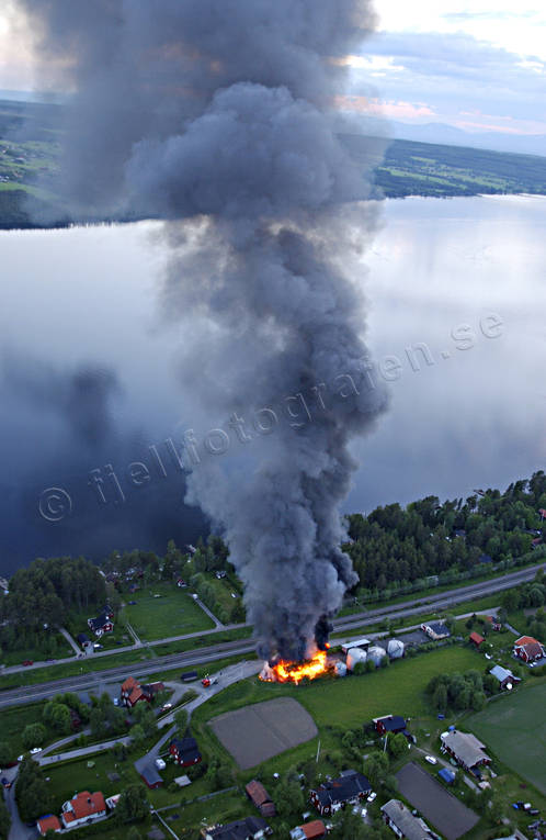 Brand intill oljecisterner brand, brinner, cisterner, drönarbilder, drönarfoto, eld, eldsvåda, flygbild, flygbilder, Flygfoto, flygfoton, miljö, miljöförstöring, miljöpåverkan, miljöskada, miljövård, natur, oljecisterner