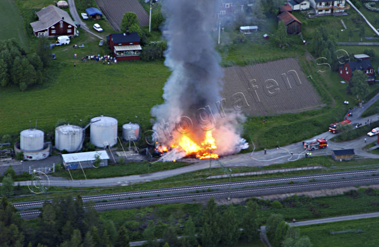 Brand intill oljecisterner brand, brinner, cisterner, drönarbilder, drönarfoto, eld, eldsvåda, flygbild, flygbilder, Flygfoto, flygfoton, miljö, miljöförstöring, miljöpåverkan, miljöskada, miljövård, natur, oljecisterner
