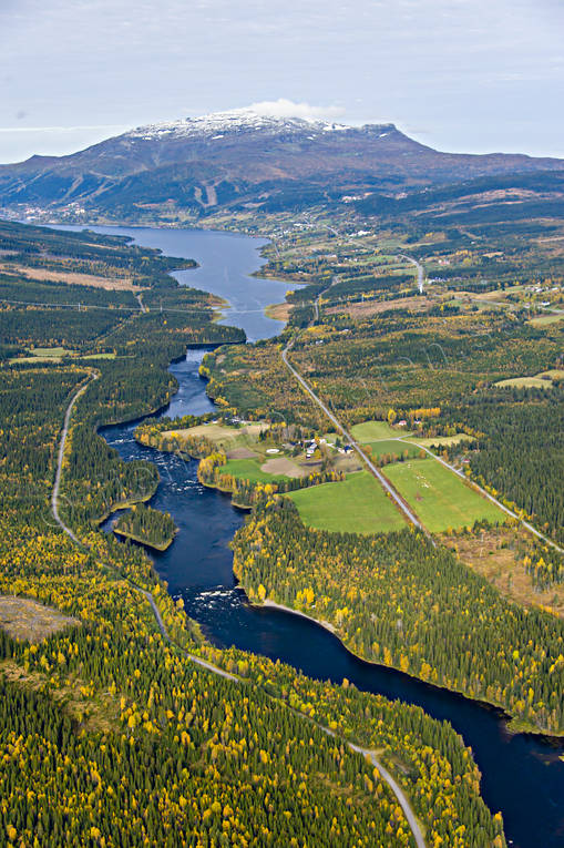 Brattlandsströmmen i Åreälven Brattlandsströmmen, drönarbilder, drönarfoto, flygbild, flygbilder, Flygfoto, flygfoton, höst, Jämtland, vattendrag, Åreälven, älvar