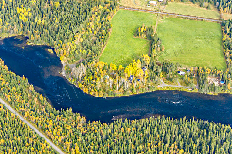 Brattlandsströmmen i Åreälven Brattlandsströmmen, drönarbilder, drönarfoto, flygbild, flygbilder, Flygfoto, flygfoton, höst, Jämtland, vattendrag, Åreälven, älvar