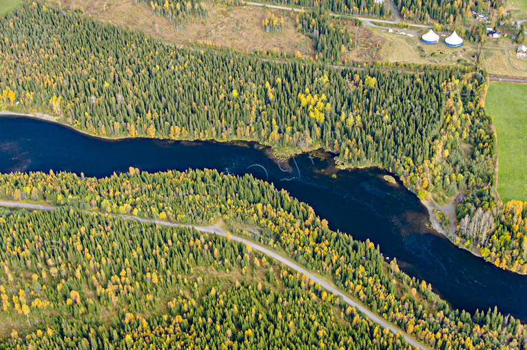 Brattlandsströmmen i Åreälven Brattlandsströmmen, drönarbilder, drönarfoto, flygbild, flygbilder, Flygfoto, flygfoton, höst, Jämtland, vattendrag, Åreälven, älvar