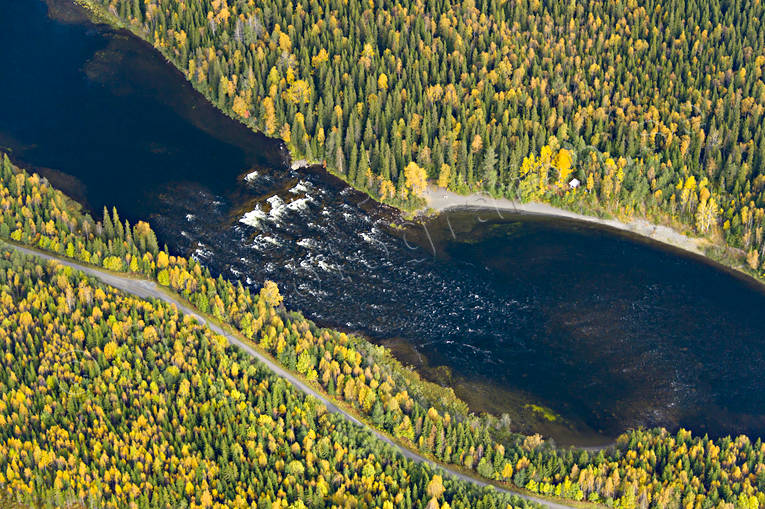 Brattlandsströmmen i Åreälven Brattlandsströmmen, drönarbilder, drönarfoto, flygbild, flygbilder, Flygfoto, flygfoton, höst, Jämtland, vattendrag, Åreälven, älvar