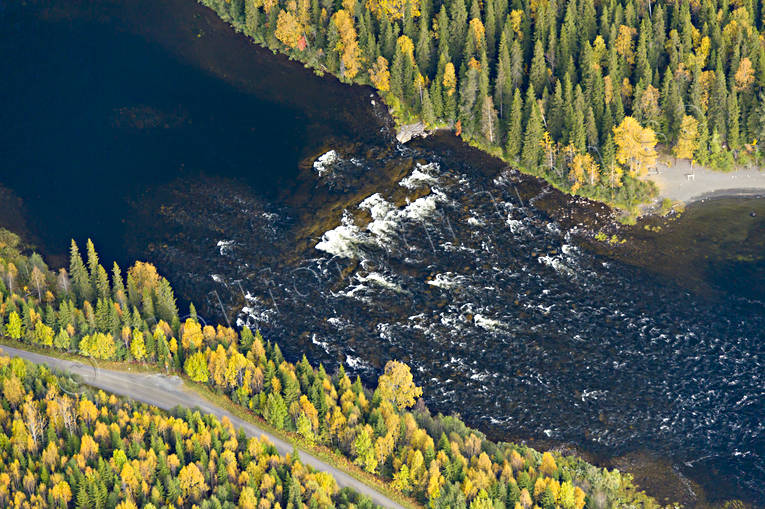 Brattlandsströmmen i Åreälven Brattlandsströmmen, drönarbilder, drönarfoto, flygbild, flygbilder, Flygfoto, flygfoton, höst, Jämtland, vattendrag, Åreälven, älvar