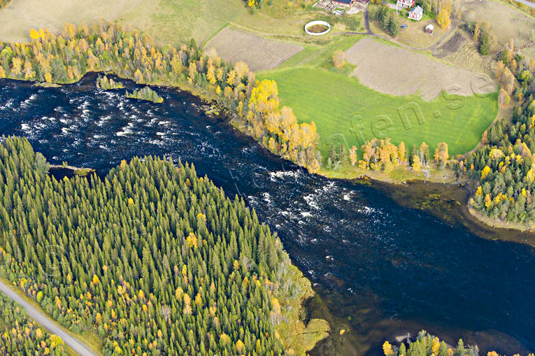 Brattlandsströmmen i Åreälven Brattlandsströmmen, drönarbilder, drönarfoto, flygbild, flygbilder, Flygfoto, flygfoton, höst, Jämtland, vattendrag, Åreälven, älvar