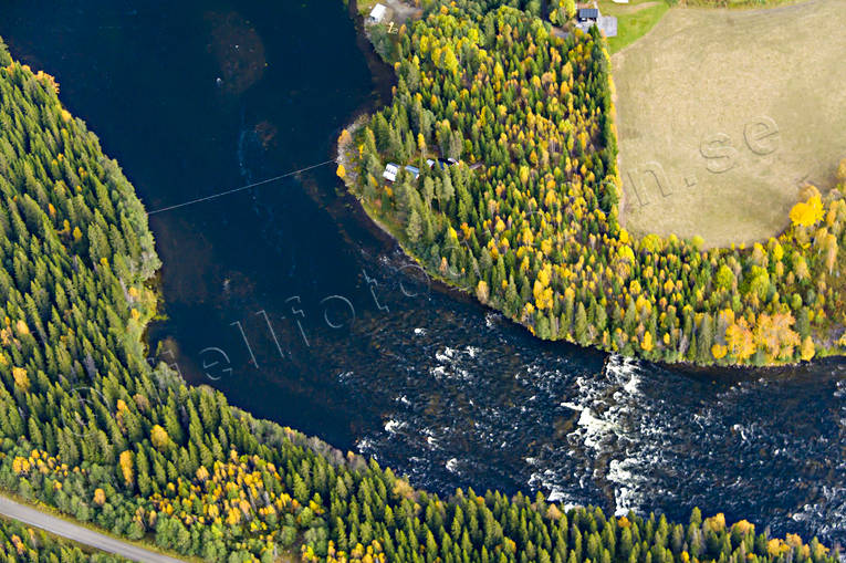 Brattlandsströmmen i Åreälven Brattlandsströmmen, drönarbilder, drönarfoto, flygbild, flygbilder, Flygfoto, flygfoton, höst, Jämtland, vattendrag, Åreälven, älvar