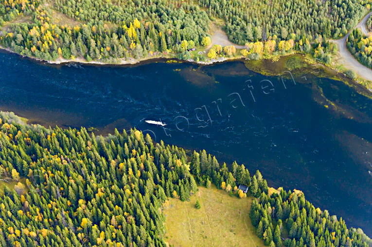 Brattlandsströmmen i Åreälven Brattlandsströmmen, drönarbilder, drönarfoto, flygbild, flygbilder, Flygfoto, flygfoton, höst, Jämtland, vattendrag, Åreälven, älvar