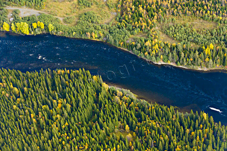 Brattlandsströmmen i Åreälven Brattlandsströmmen, drönarbilder, drönarfoto, flygbild, flygbilder, Flygfoto, flygfoton, höst, Jämtland, vattendrag, Åreälven, älvar