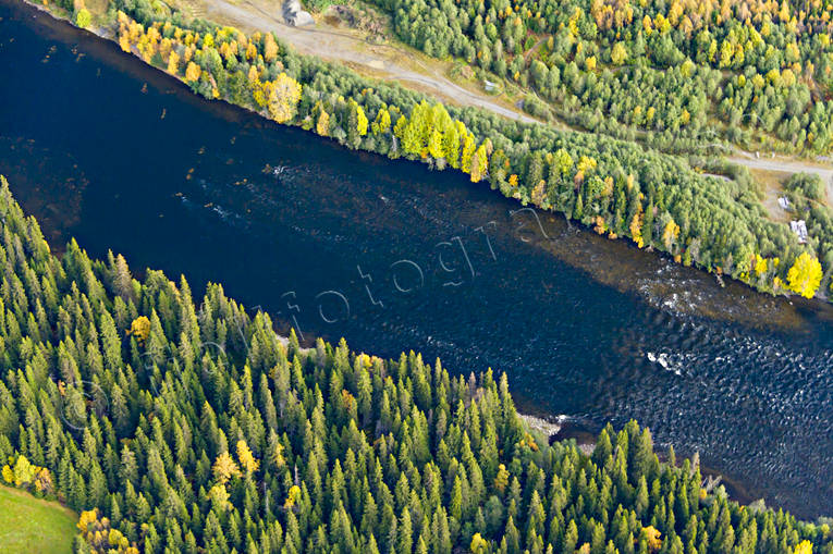 Brattlandsströmmen i Åreälven Brattlandsströmmen, drönarbilder, drönarfoto, flygbild, flygbilder, Flygfoto, flygfoton, höst, Jämtland, vattendrag, Åreälven, älvar