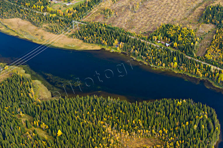 Brattlandsströmmen i Åreälven Brattlandsströmmen, drönarbilder, drönarfoto, flygbild, flygbilder, Flygfoto, flygfoton, höst, Jämtland, vattendrag, Åreälven, älvar