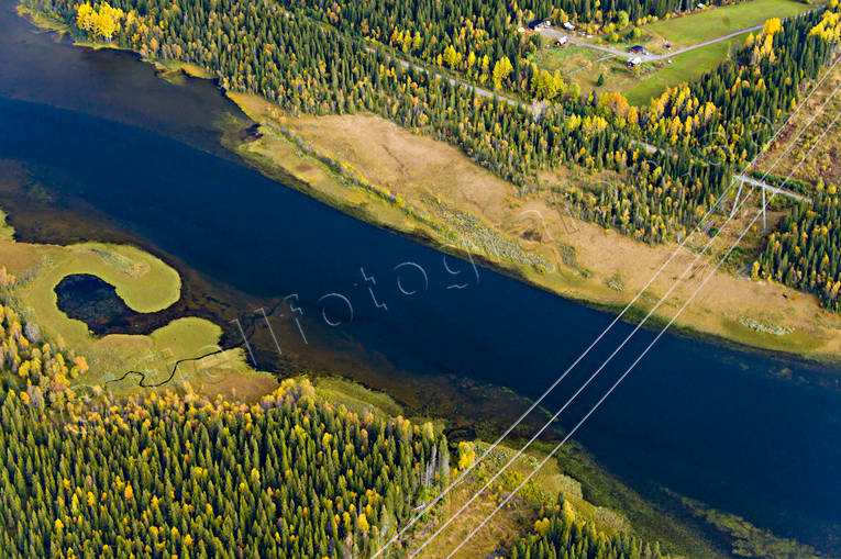 Brattlandsströmmen i Åreälven Brattlandsströmmen, drönarbilder, drönarfoto, flygbild, flygbilder, Flygfoto, flygfoton, höst, Jämtland, vattendrag, Åreälven, älvar
