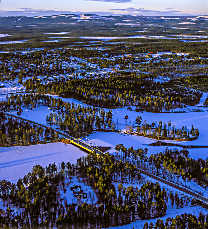 Bron över Ljusnan söder om Sveg bro, drönarbilder, drönarfoto, flygbild, flygbilder, Flygfoto, flygfoton, Härjedalen, Ljusnan, samhällen, Sveg, vinter